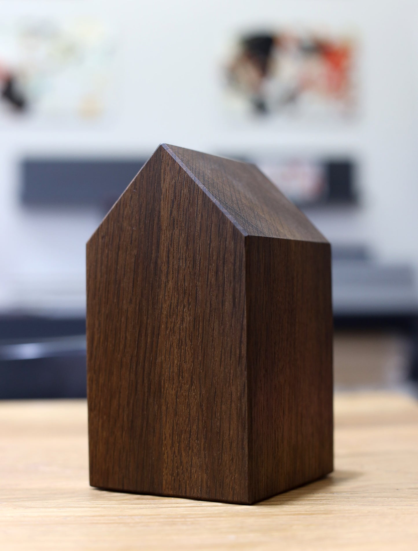 Stojalo za knjige Wood Code House - dimljeni hrast