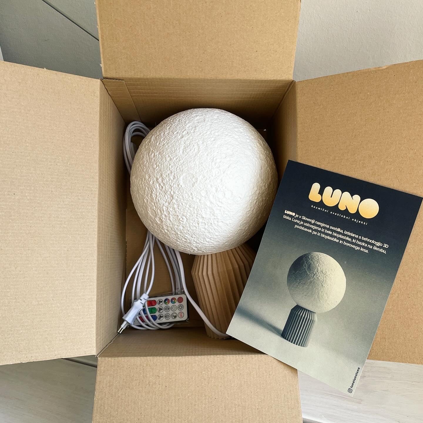 LUNO lamp with a relief base