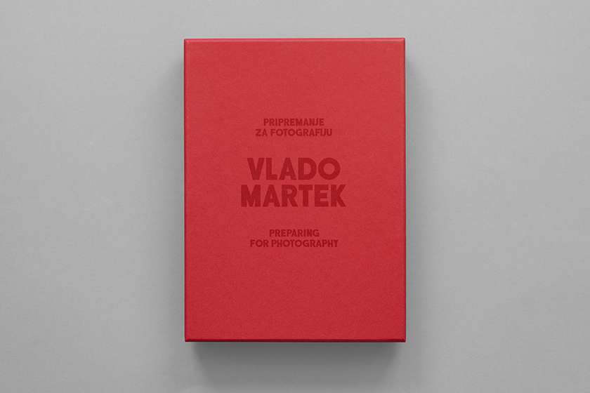 Vlado Martek / Pripremanje za fotografiju / z fotografijo